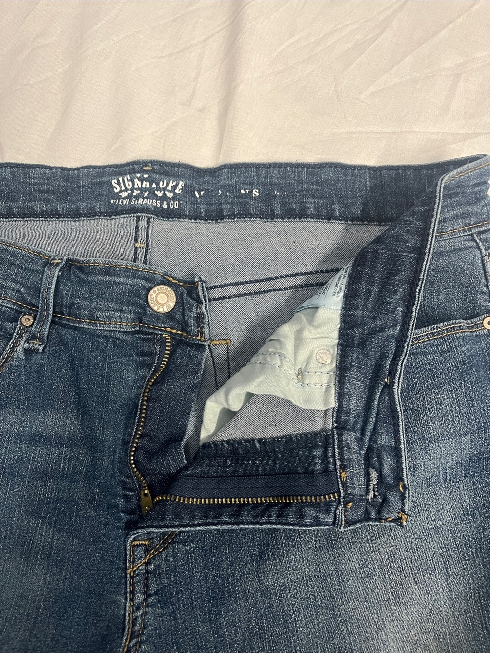 Women’s Levi Strauss Denim Bermuda Shorts - Medium Blue Wash size 16 W33 - Picture 3 of 9